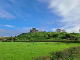 Bilingual tours on the Rock of Cashel -Turais threoraithe dhátheangacha ar Charraig Phádraig
