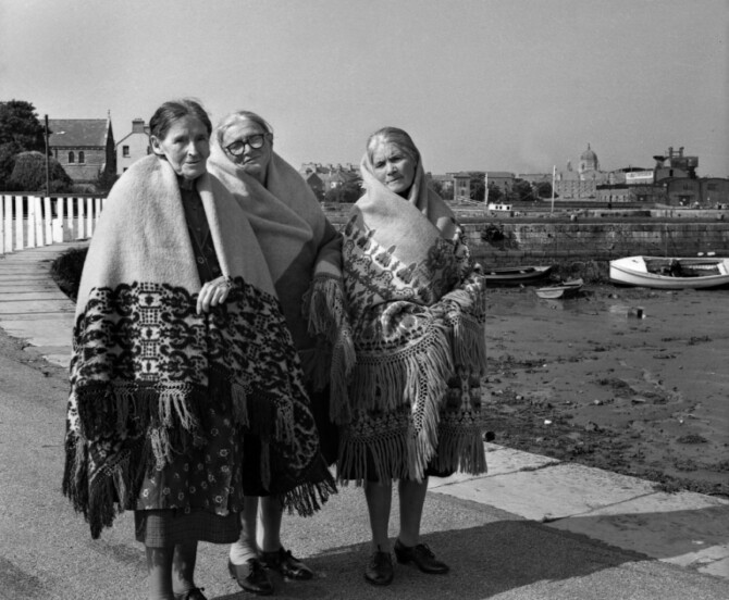 Galway shawls at the Claddagh 1971 Courtesy of the Connacht Tribune Galway shawls at the Claddagh 1971 Courtesy of the Connacht Tribune