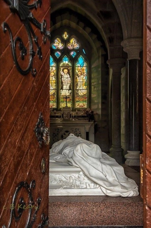 Mausoleum open c BK